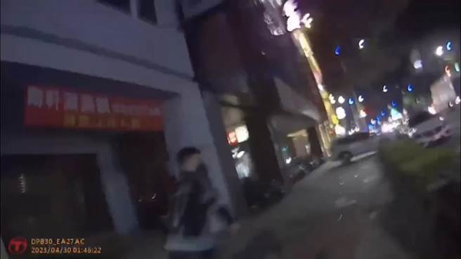 赖姓男子趁警方查证身分时，拔腿企图逃离现场。（翻摄照片／崔正纲高雄传真）