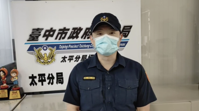 不满公车停靠让乘客后门上车 乘客和司机起口角（撷取自影片）
