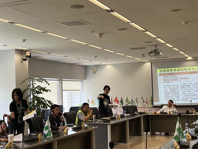 台中市府经发局到议会民进党团说明购物节未来活动调整，却不肯说明未来内容，引发议员不满，说明会草草散会。（林欣仪摄）