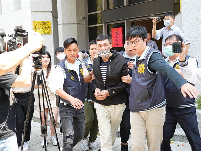 新北市八里区4月30日发生枪击案，受害人王姓男子疑似与友人张姓男子以及胡男积怨已深，更欠张男2万元赌债未还，两人便合谋对他开枪警告，继张男昨日落网后，今日早上再逮捕枪手胡姓男子。(黄敬文摄)