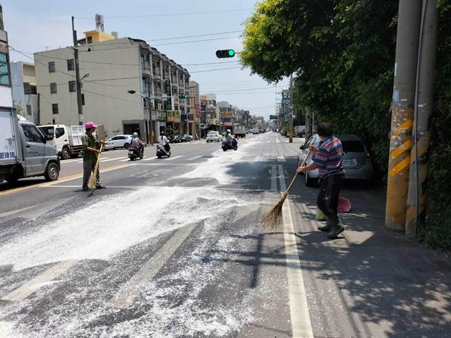 满满的塑胶颗粒直接喷洒在二溪路上，拖行超过200公尺。（何炳桦提供／吴建辉彰化传真）