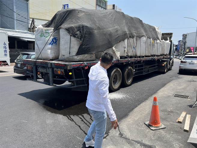 满载塑胶颗粒的货车疑似未綑绑好，导致装满塑胶颗粒的太空包掉落地上。（何炳桦提供／吴建辉彰化传真）