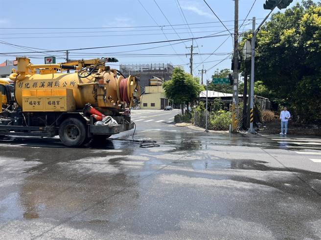  公所清洁队派出近20名的清洁队员在现场洒水、清理，要赶紧将满地的塑胶颗粒清除，以免造成危险。（何炳桦提供／吴建辉彰化传真）