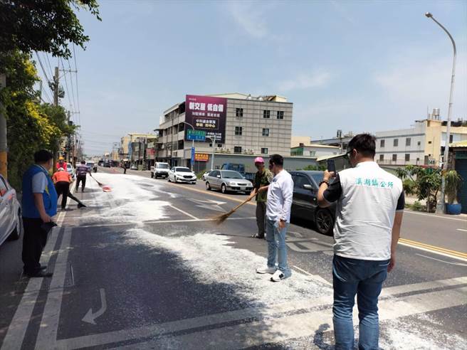  现场的塑胶颗粒太多，清洁队员一边清洁一边指挥交通，警方获报也到场维持秩序，更火速找到肇事驾驶，当场对其开罚。（何炳桦提供／吴建辉彰化传真）