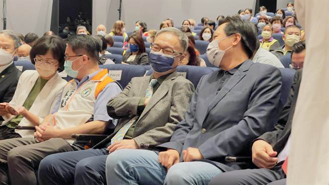 卫福部长薛瑞元（右2）针对再生医疗法争议做出回应。（吕健豪摄）