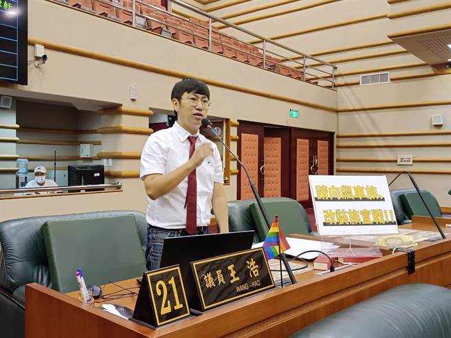 嘉义市议员王浩今在市议会质询，指嘉义市多个路段深夜改装车聚集、横行，引发民怨，问警察局长是否有决心跟飙车族宣战？（王浩服务处提供/吕妍庭嘉义传真）