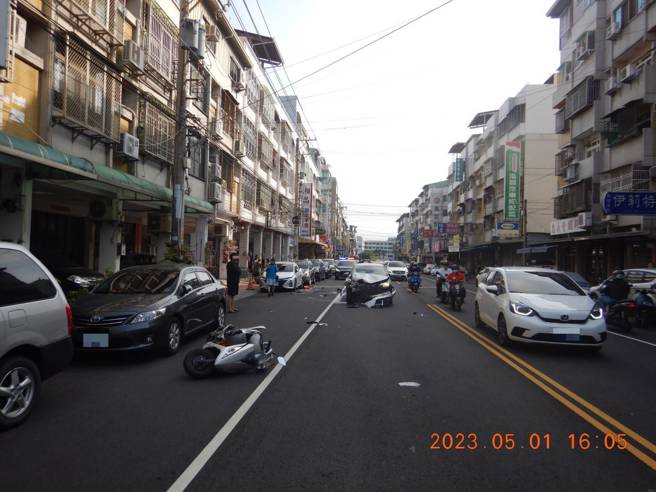 林姓毒虫赶毒趴，在益民路安亲班门口狠撞双载师生，造成女老师不治学生骨折。(戴志扬翻摄)