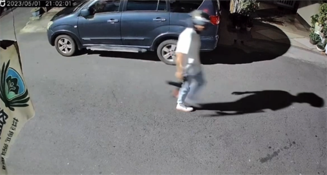 高雄市仁武区一名男子持BB枪射击野猫，监视器拍下他寻找野猫的情形。（翻摄照片／林瑞益高雄传真）