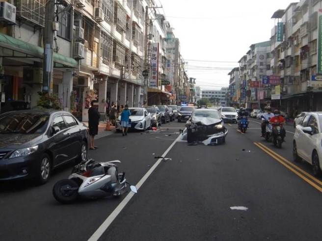 台中大里区益民路一段1日下午近4时发生机车双载与汽车相撞至1死1伤事故。（民眾提供／潘虹恩台中传真）