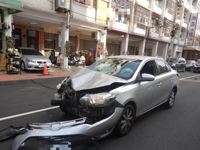 45岁赖姓女子1日下午3时57分骑车载10岁陈姓男童与开车的23岁林姓男子发生碰撞，由于撞击力道之大，汽车引擎盖甚至被撞到掀起。（民眾提供／潘虹恩台中传真）