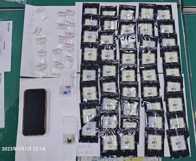 警方查扣15包恺他命与44包甲基卡西酮毒咖啡包。（民眾提供／潘虹恩台中传真）