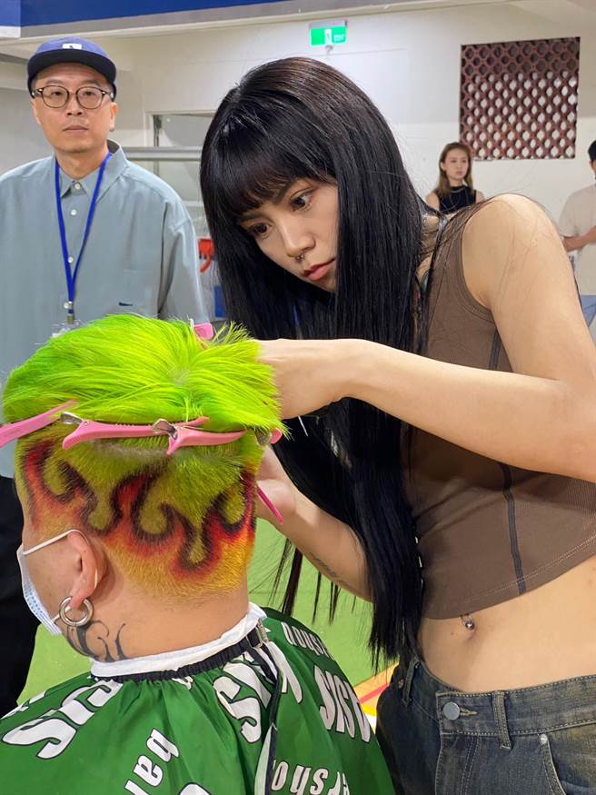 快速渐层组时间限制20分钟完成，不但要做得漂亮，还得很精准、完美。（孙英哲摄）