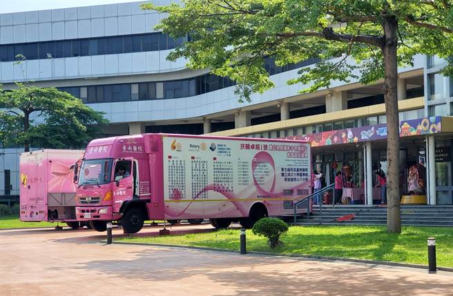 云林县府鼓励妇女筛检乳癌与子宫颈癌，筛检车2日开到县府大门前，鼓励女公务员抽空筛检。（周丽兰摄）