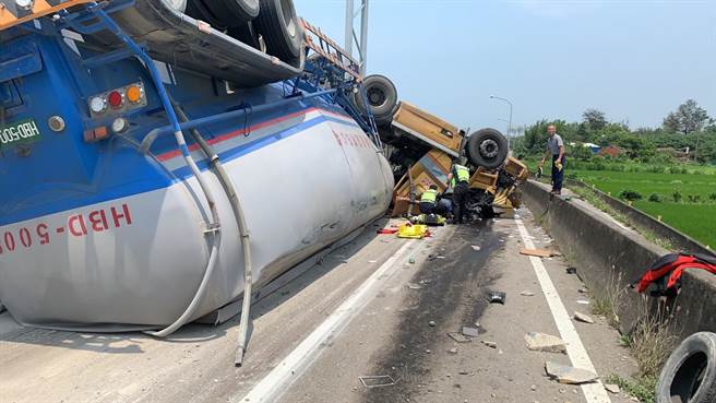 消防人员到场协助驾驶脱困。（民眾提供／李京升苗栗传真）