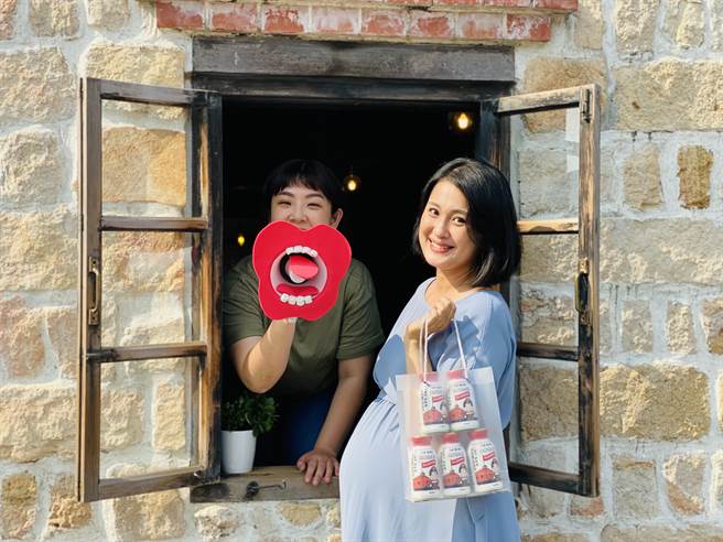 淡水古蹟博物館13日下午將在淡水海關碼頭洋樓2樓，舉辦母親節活動「淡古大聲說愛」，參加者可拿特製版的大聲公，在大家面前勇敢喊出對媽媽的愛。(黃敬文翻攝)