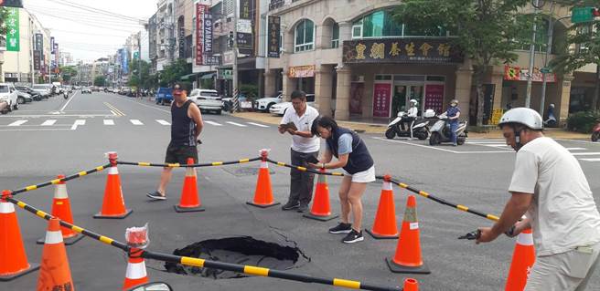 台中大里区东荣路、永隆路口1日出现直径约1公尺坑洞，经查为自来水干管爆管造成路面坍塌，所幸未造成民眾受伤。（台中市政府提供／潘虹恩台中传真）