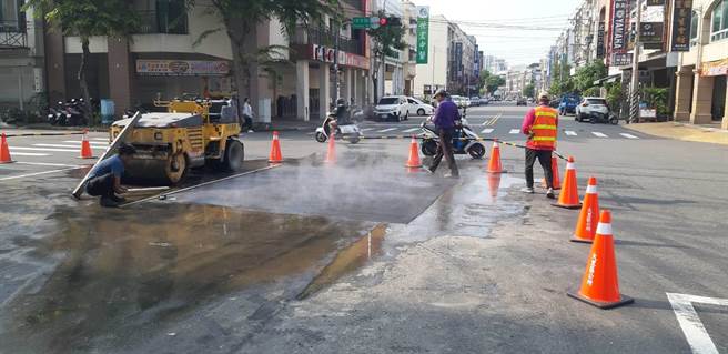 台中大里区东荣路、永隆路口1日出现天坑，大里区公所2日表示，坑洞已于今早8时修补完成并铺上柏油进行整平作业，预计待柏油冷却，确认品质无虞后开放通车。（台中市政府提供／潘虹恩台中传真）