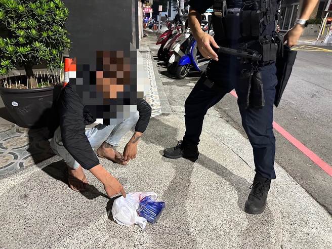高雄男子因违停遭警盘查，因神情恍惚遭警搜出170包毒品。（翻摄照片／崔正纲高雄传真）★《中时新闻网》关心您：保护自己、远离毒品！