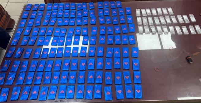 高雄男子因违停遭警盘查，因神情恍惚遭警搜出170包毒品。（翻摄照片／崔正纲高雄传真）★《中时新闻网》关心您：保护自己、远离毒品！