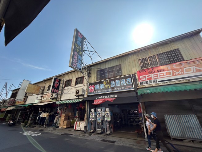 沈明正进行网路调查发现，网友希望市府可以在多数民意的支持下，基于安全性与合法性的立场，加速拆除大台南观光城，以免除日后箱涵破损发生塌陷意外，莫让这颗不定时炸弹危害到市民的安全。(戴志扬翻摄)