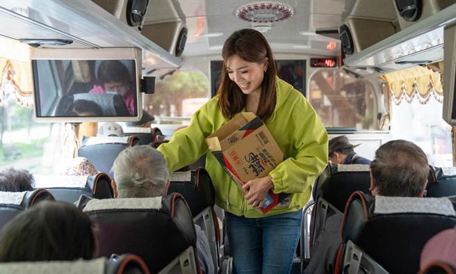 有意爭取黨內大安區立委提名的羅智強與鍾沛君，在「送車」活動中分別贈送里民蘋果、蠻牛飲品，遭到同樣有意爭取黨內提名的楊永明質疑「以此影響選民投票意向」（鍾沛君辦公室提供／丁上程台北傳真）