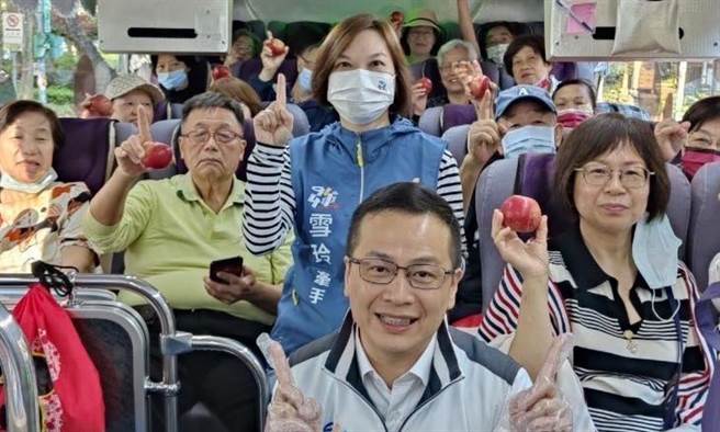 有意爭取黨內大安區立委提名的羅智強與鍾沛君，在「送車」活動中分別贈送里民蘋果、蠻牛飲品，遭到同樣有意爭取黨內提名的楊永明質疑「以此影響選民投票意向」（羅智強辦公室提供／丁上程台北傳真）