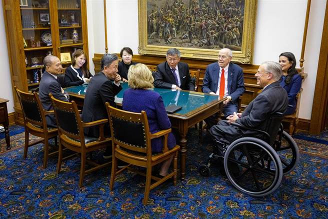 民眾党主席柯文哲访美返台，期间见到美国德州州长阿博特（Greg Abbott），进行半小时的闭门会议。（民眾党提供／杨亚璇台北传真）