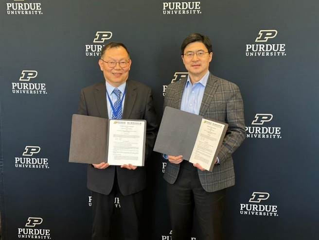 阳明交大校长林奇宏（左）与普渡大学校长蒋濛代表两校签订校级学生交换合约。（阳明交大提供／陈育贤新竹传真）