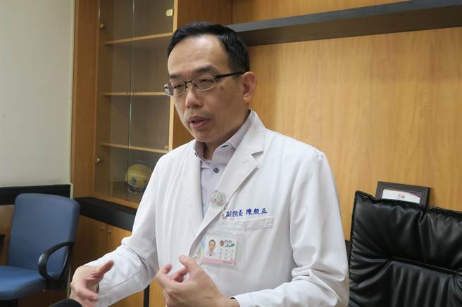 彰化医院副院长陈殷正表示，彰化医院引进微创的「床边植管」腹膜透析，帮助胡女士不影响工作，每月仅回诊一次即可。（彰化医院提供／吴建辉彰化传真）