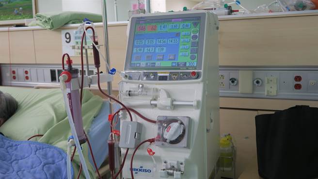 45岁住彰化市的胡女士忙于工作，因末期肾臟病，每周到医院使用传统血液透析的洗肾方式，每周3次每次4至6小时，加上往返车潮时间，几乎每周有一半时间都花在洗肾上面。（彰化医院提供／吴建辉彰化传真）