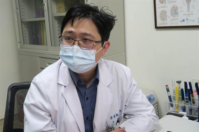 彰化医院肾臟科主任蔡旻叡说，胡女士在腹部植管后，由护理师在床边教导导管清洁及透析药水进入腹腔，以进行交换毒素和水分，并将药水引流出来。（彰化医院提供／吴建辉彰化传真）