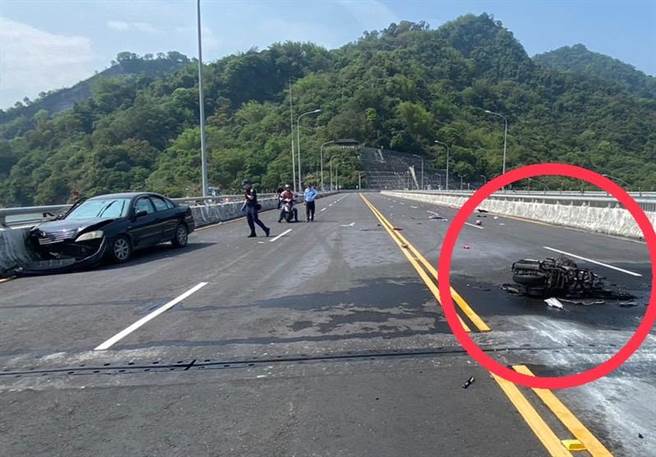 張姓婦人騎機車1日上午行經集集攔河堰，突然遭逆向的黑色轎車撞死，機車還燒成廢鐵。（民眾提供／楊靜茹南投傳真）