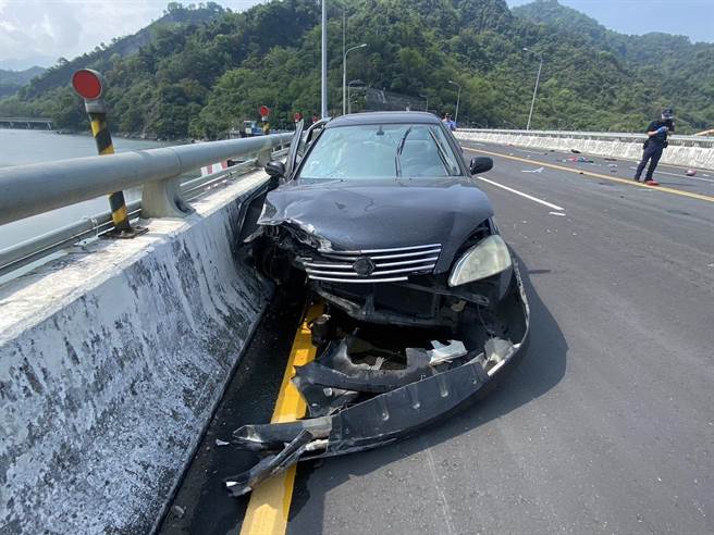 肇事黑色轎車因因巨大撞擊，撞上攔河路的護欄才靜止，車頭也毀損。（民眾提供／楊靜茹南投傳真）