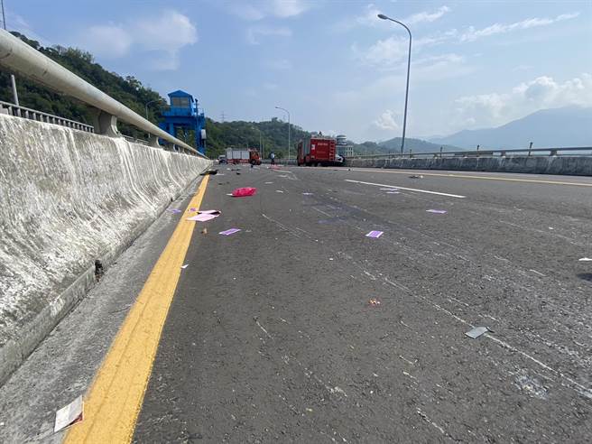 機車騎車騎士送醫不治，機車上物品散落一地，而機車已燒成廢鐵。（民眾提供／楊靜茹南投傳真）