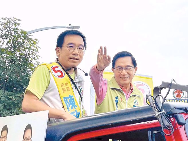 陳水扁（右）為將入獄服刑的兒子陳致中（左）請願（中時資料照）