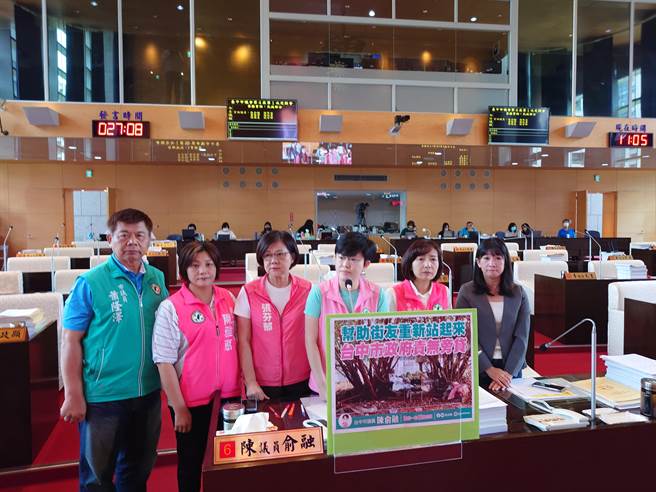 台中市议员萧隆泽、陈雅惠、张芬郁、陈俞融、陈淑华、谢家宜联合质询，关心街友安置问题。(陈俞融提供)