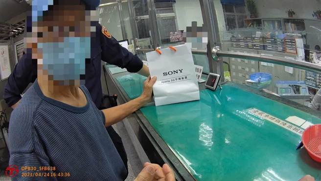 花蓮一名家住光復鄉的80多歲翁姓老翁，聽信詐騙集團的投資話術，日前到郵局匯款100萬元，經行員與警方聯手苦口婆心勸說，成功替他保住大筆的養老金。（鳳林警分局提供／羅亦晽花蓮傳真）