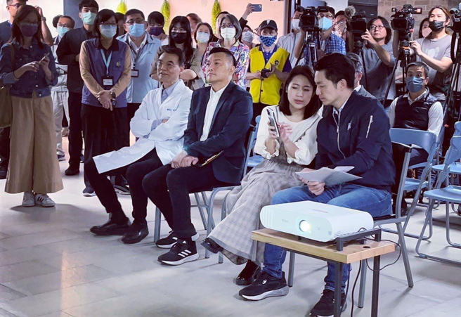 台北市议员徐巧芯将代表国民党参选台北市松山信义区立委，1日PO出与市长蒋万安视察广慈博爱园区的社福大楼，并写道「我绝对不会说没来的人是不关心」，此举惹怒蓝绿议员。（摘自徐巧芯脸书）