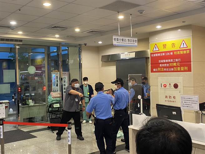 中医大新竹附医举办反医疗暴力示范演练，现场演练逼真。（中医大新竹附医提供／邱立雅竹县传真）