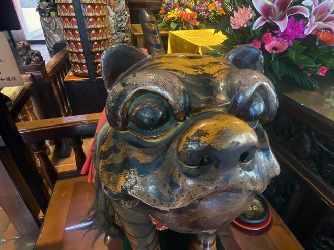 台南市北区祀典兴济宫供在桌上陪祀的虎爷神像，因不少信眾抚摸时太过热情导致「伤痕累累」。（洪荣志摄）
