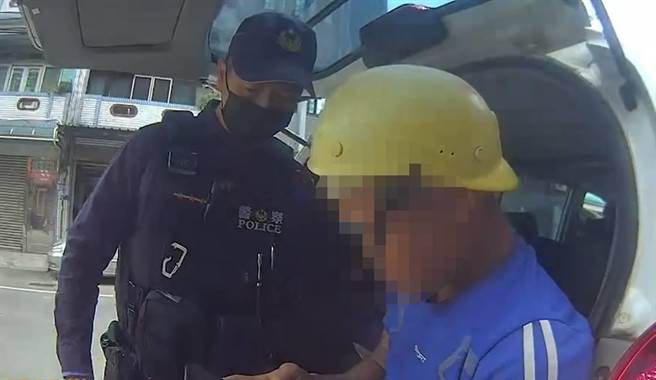 越南籍24岁阮姓男子1日在桃园大园违停路边聊天，警方盘查时发现失联移工、涉诈通缉犯身分。（翻摄照片／蔡明亘桃园传真）