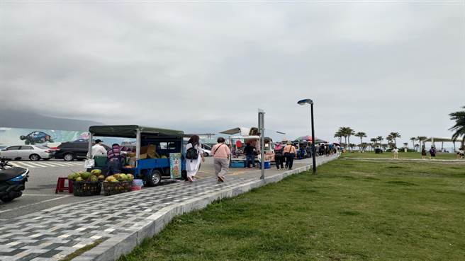 七星潭风景区依法不得设摊贩，当地常有流动摊贩出现。（县议员邱光明提供／王志伟花莲传真）