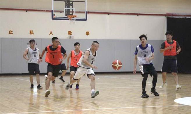 医师叶松峰提醒，欲从事激烈、高强度活动，须循序渐进提升强度以维运动安全。(吕筱蝉摄)