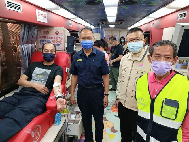 庆祝浴佛节，平镇警方响应公益挽袖捐血。(警方提供／吕筱蝉桃园传真)