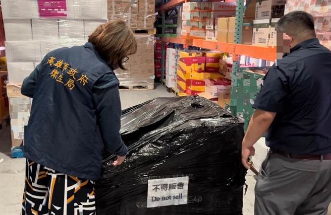 高市卫生局查察卖场进口科克兰冷冻三种综合莓预防性下架。（柯宗纬翻摄）