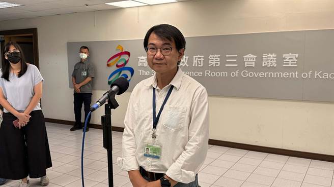 高市卫生局副局长潘照颖今在市政会议向市长陈其迈报告说明该案进度，潘照颖会前联访时指出，已掌握採检个案大概有几十个，目前为止还没有确诊个案。（柯宗纬翻摄）