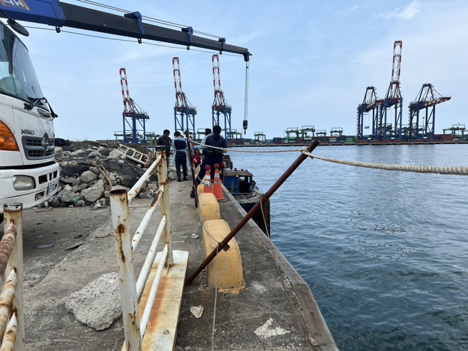 台北港重大意外！怪手作业突翻落海 ，驾驶获救后送医后不治。(读者提供/戴志扬翻摄)