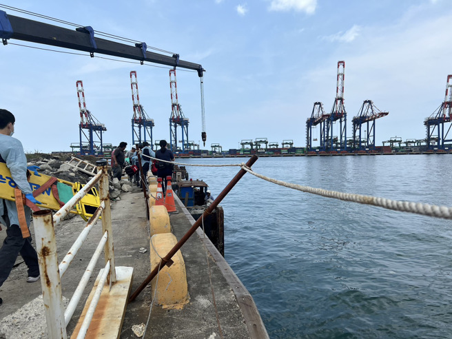 台北港重大意外！怪手作业突翻落海 ，驾驶获救后送医后不治。(读者提供/戴志扬翻摄)