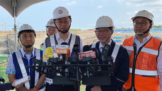 行政院副院长郑文灿、桃园市长张善政2日视察桃园航空城「蛋黄区」安置住宅工程进度，宣布提高重建补偿金，照顾搬迁户。（蔡明亘摄）