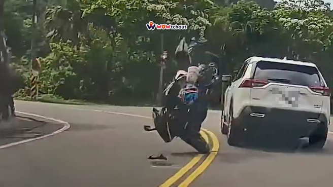 新北市平溪1日發生一起紅牌重機擦撞休旅車的意外事故，但網友一面倒為重機抱屈。（摘自WoWtchout -地圖型行車影像分享平台／張志康新北傳真）